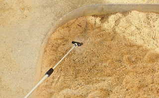 砂場の除菌作業の様子